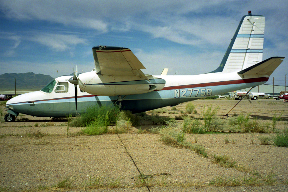 00275_-_560A-275_(-43)_-_N2775B_-_25Sep95_-_Kingman_AZ_-_Barry_J_Collman_-_3.jpg