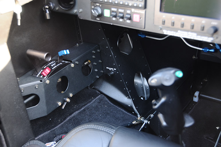 2011.05.01_-_RV-8_-_N998RV_-_Damage_(5)_-_Gear_Tower_&_Throttle_Quad.jpg