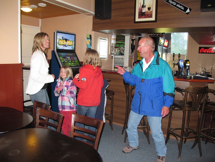 EAN_2012_101_dancing_in_the_karaoke_bar.jpg